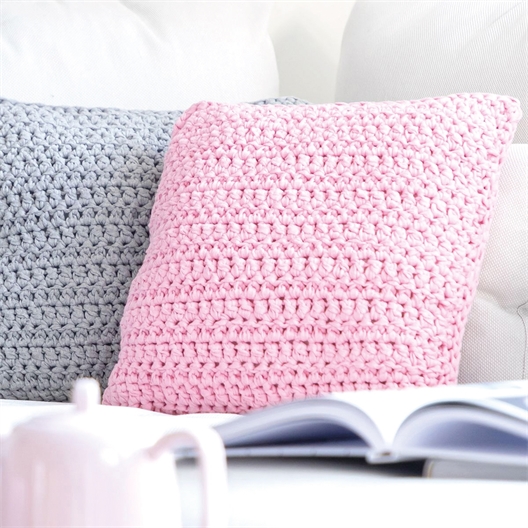 Kit coussin au crochet rose clair