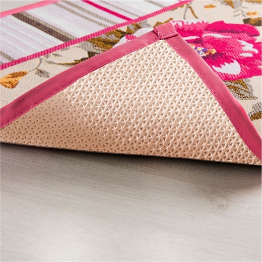 Tapis roses et lignes