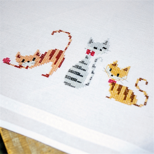 Surnappe ou chemin de table chats rayés à broder