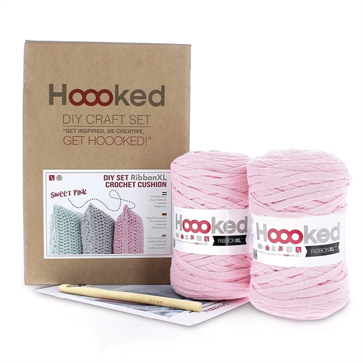 Kit coussin au crochet rose clair