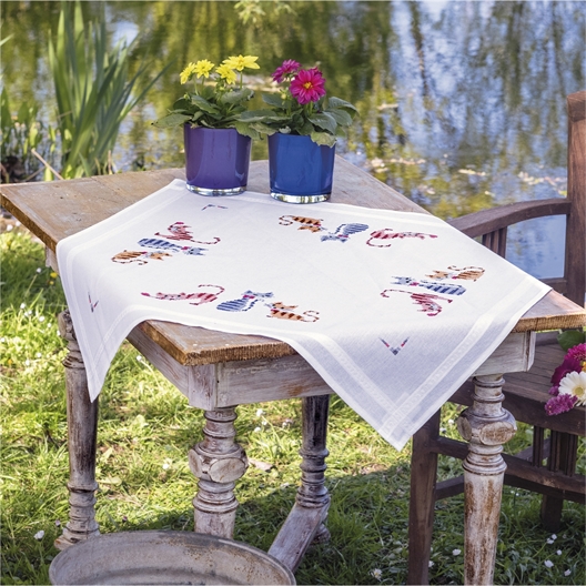 Surnappe ou chemin de table chats rayés à broder